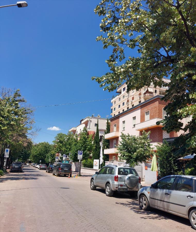 Spacious Family-Friendly Apartment In The Heart Of Bllok Tiranë Ngoại thất bức ảnh