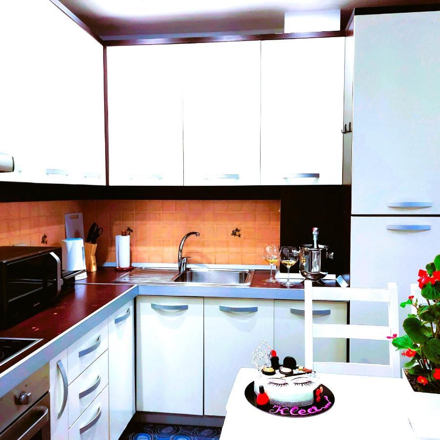 Spacious Family-Friendly Apartment In The Heart Of Bllok Tiranë Ngoại thất bức ảnh